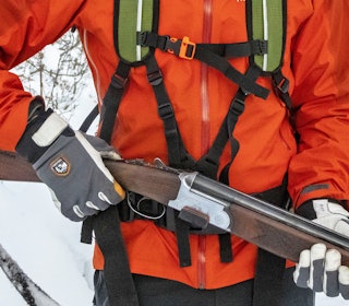 MYLAGOPUS: Jaktsekken har en smart hagleholder som gjør at støkkjegeren kan gå parat uten å måtte løfte hagla hele tiden. jeger holder mylagopus jaktsekk i hendene til test