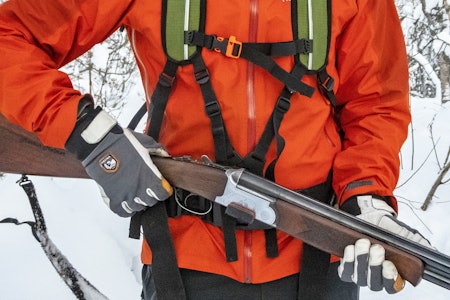 JAKTSEKK: Jaktsekk, rifle- og våpensekk testet gjennom hele sesongen. Jeger med våpen og jaktsekk til test på ryggen