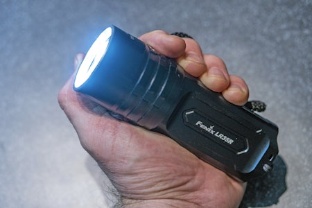 Robust og kompakt: Fenix LR35R ligger godt i hånda, takket være flatt design rundt batterikassa. Robust og kompakt: Fenix LR35R ligger godt i hånda, takket være flatt design rundt batterikassa.