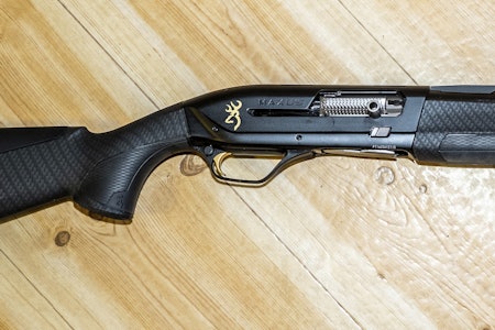 Browning Maxus 2 er en reel oppgradering fra Browning Maxus, ikke bare et facelift. Halvautomat-hagla Browning Maxus 2 liggende på tregulv sett fra siden