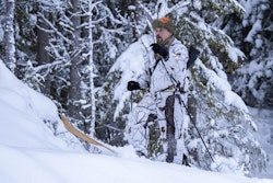 Jeger tester jaktski i snøen