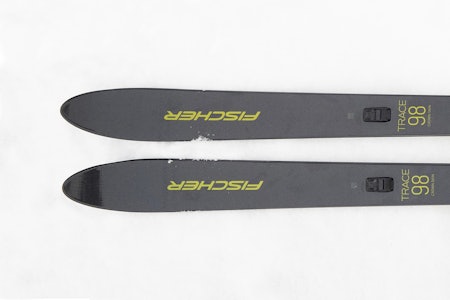 FISCHER JAKTSKI: Fischer Trace 98 Crown jaktskier svært brede og mest egnet for løssnø. Fischer crown jaktski i snøen til test
