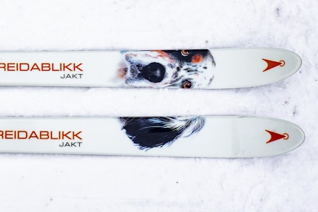 ÅSNES JAKTSKI: Åsnes Breidablikk Jakt oppleves nesten som ei markaski. Bilde av Åsnes Breidablikk jaktski med Rottefella bindinger