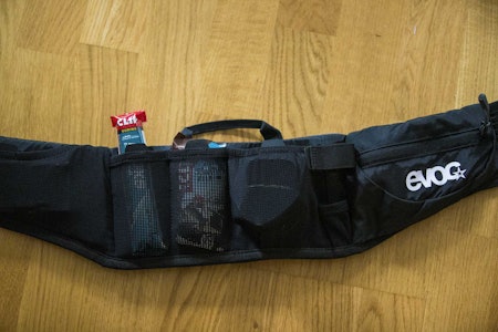 SMART OPPBEVARING: Vil du ha med deg litt utstyr på tur, men unngå sekk? Da kan dette beltet kanskje være noe for deg. Scroll ned for å lese testen. Foto: Kristoffer H. Kippernes. test evoc race belt