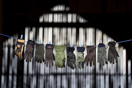 JEGER tester ti par jakthansker som skal holde nevene varme høst og vinter. Ti par jakthansker hengende på en tørkesnor