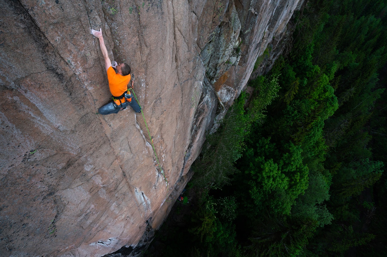 OVENFRA: Posisjoneringen er avgjørende for et godt klatrebilde, og ofte blir de beste bildene tatt ovenfra. Foto: Kyrre Buxrud