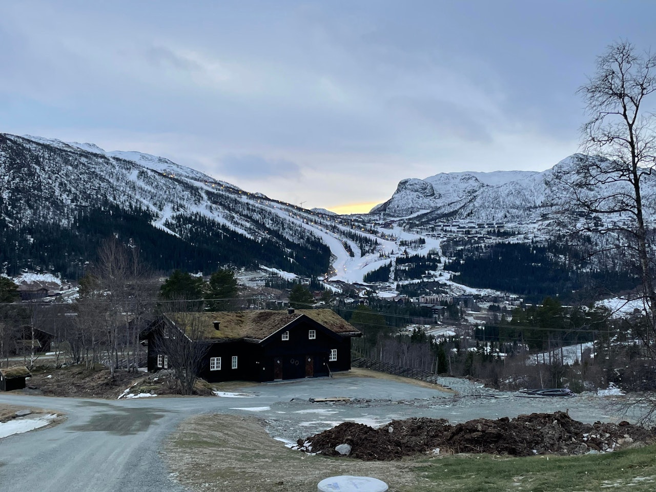 SKRINT: Det er sjeldent lite snø i skibygda Hemsedal for tida – og det er ikke så veldig gode utsikter for Hallingdal mot helgen. Foto: Ole Kristian Strøm Lite snø i Hemsedal
