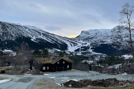 SKRINT: Det er sjeldent lite snø i skibygda Hemsedal for tida – og det er ikke så veldig gode utsikter for Hallingdal mot helgen. Foto: Ole Kristian Strøm Lite snø i Hemsedal
