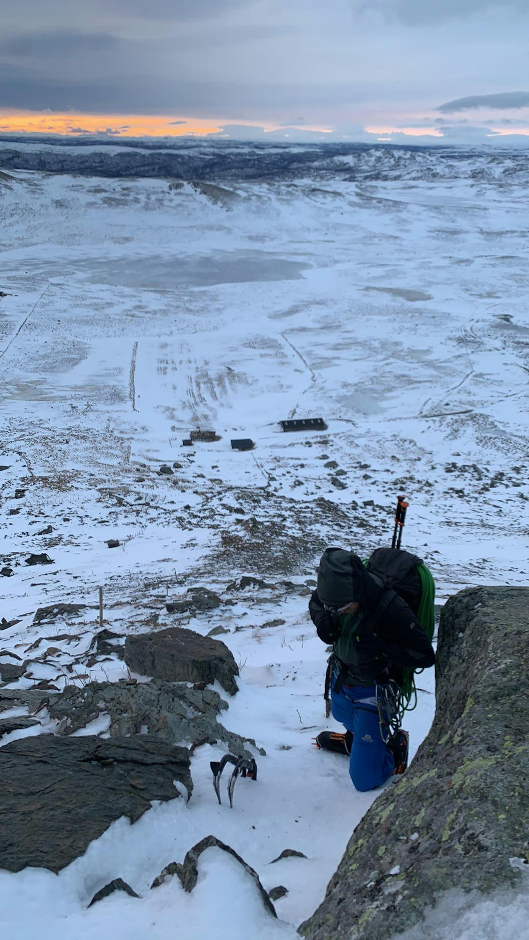 HALLINGDAL: Det har vært bedre forhold for alpinklatring enn for skikjøring i Hallingdal så langt i vinter. Dette er fra Ål tirsdag. Foto: Vegard Breie Lite snø i Ål