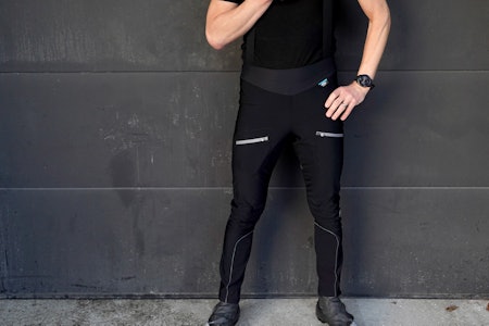 HALV-TRANG: Assos' lange terrengbukse er trang uten å stramme rundt livet eller knærne. Foto: Øyvind Aas Assos Trail Winter Cargo pant