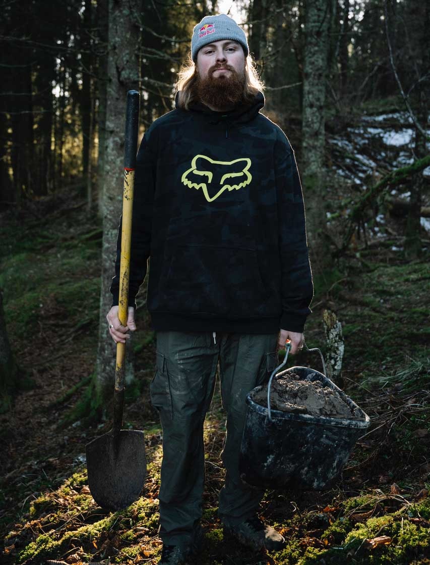 GRAVE: Brage Vestavik er en ihugga stibygger, og graver stadig til nye filmprosjekter hjemme i Mysen. Foto: Emil Sollie brage vestavik red bull