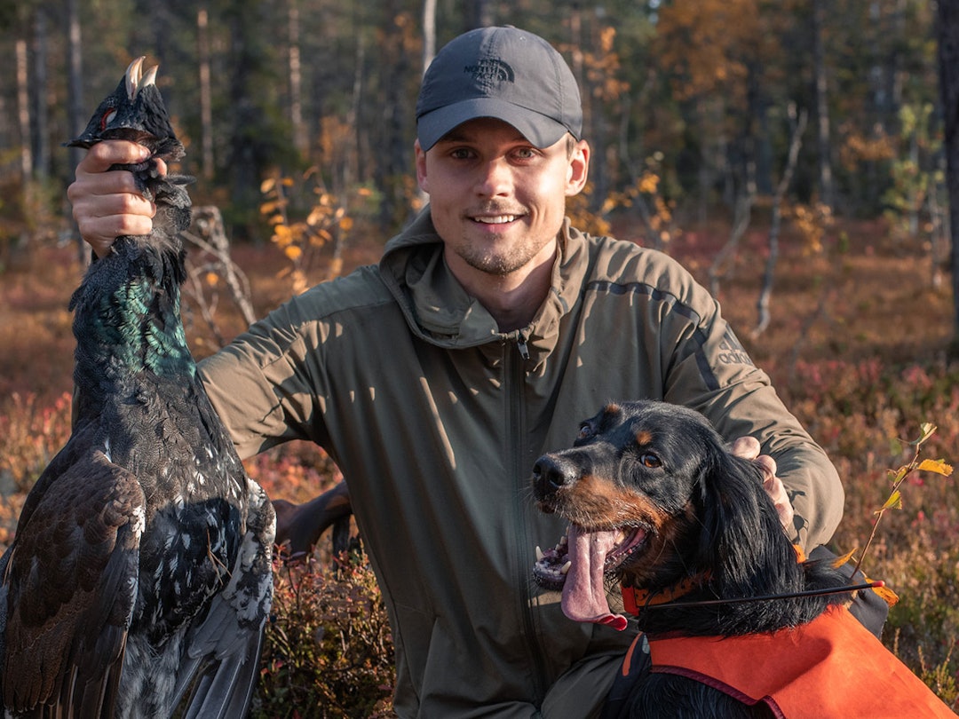 Halvor Klareng bruker mye tid på skogsfugljakt, men har pleid å låne rifla til broren. Nå vant han sin egen i JEGERs fotokonkurranse. Jeger med fuglehund holder opp tiur.