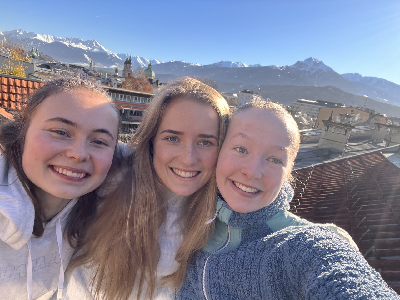 SAMLET TROPP: Alle tre på jentene på terrassen til leiligheten deres i Innsbruck. Foto: Regine Storå 