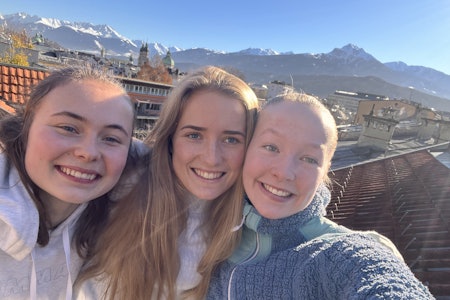 SAMLET TROPP: Alle tre på jentene på terrassen til leiligheten deres i Innsbruck. Foto: Regine Storå 
