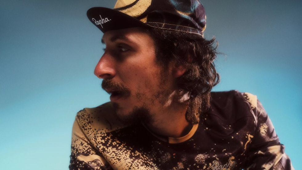 INSPIRERT AV LYD: Lachlan Morton kledd opp i sin nye kolleksjon. Foto: Rapha lachlan morton seeing sound rapha