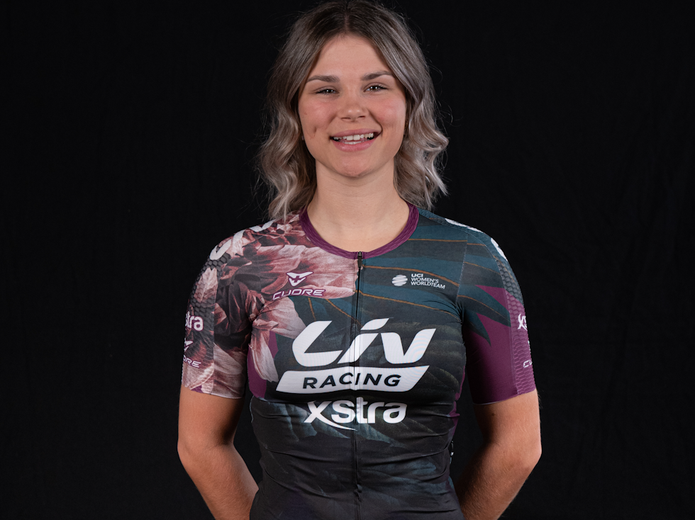 NÅDELØS DOM: Landevei liker ikke Liv Racing-Xstras trøye. Her vist frem av Amber van der Hulst. Foto: Liv Racing-Xstra liv racing xstra trøye 2022