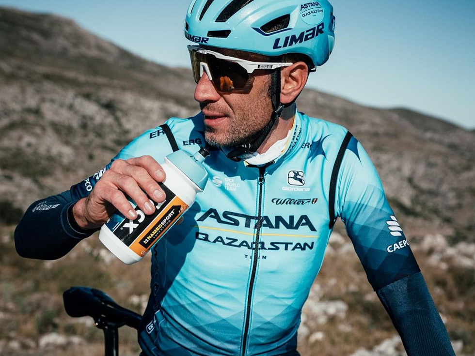 PENE FARGER: Vincenzo Nibali er tilbake i Astana, som holder seg trofast til sitt draktdesign. Foto: Michiel van der Meer/Astana Qazaqstan astana qazakstan trøye 2022