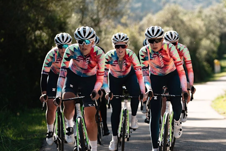 2022s BESTE: Canyon-SRAM treffer spikeren klokkerent på hodet med sin nye trøye. Foto: Thomas Maheux canyon-sram trøye 2022