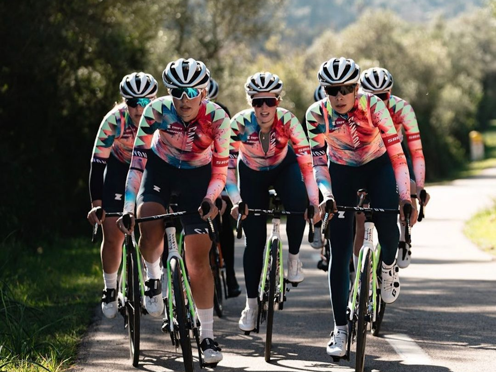 UOVERTRUFFEN: Vi rett og slett elsker kaoset Canyon-SRAM vil formidle med denne trøyen. Foto: Thomas Maheux canyon-sram trøye 2022