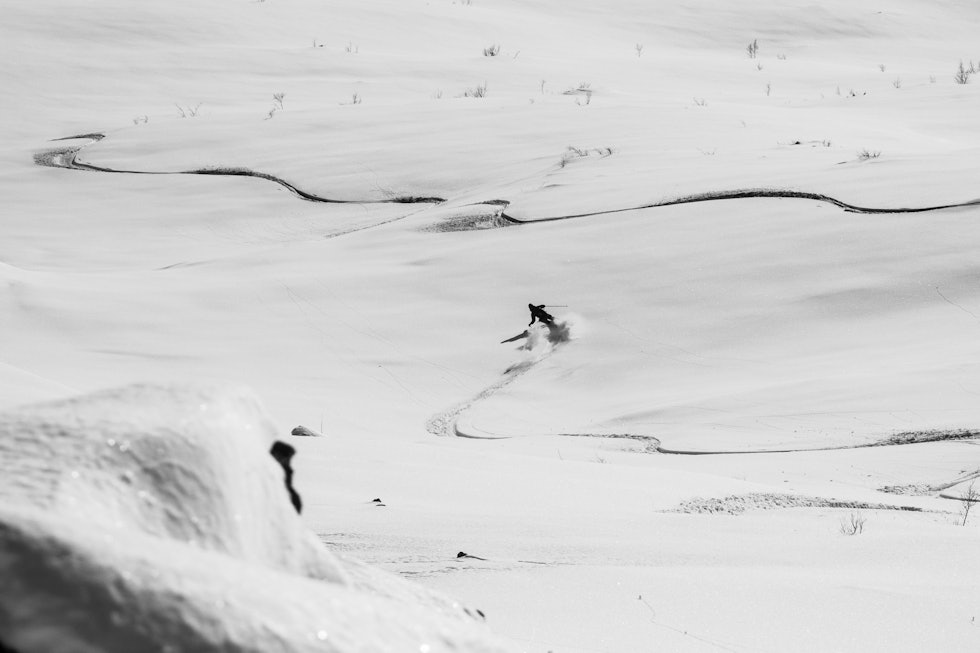 LYS OG SKYGGE: Et stabilt høytrykk bevarte den gode snøen i mange dager. Strandafjellet pudder