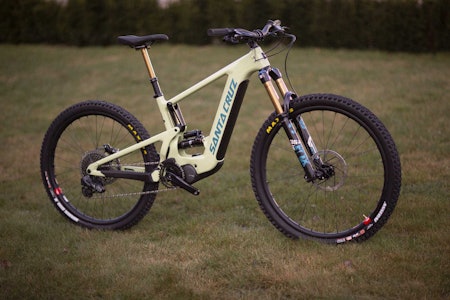 ELEKTRISK STISYKKEL: Santa Cruz Heckler har fått seg en aldri så liten oppgradering - vi har testet nyheten. Foto: Kristoffer H. Kippernes. santa cruz heckler mx elsykkel 2022 test oppstilt