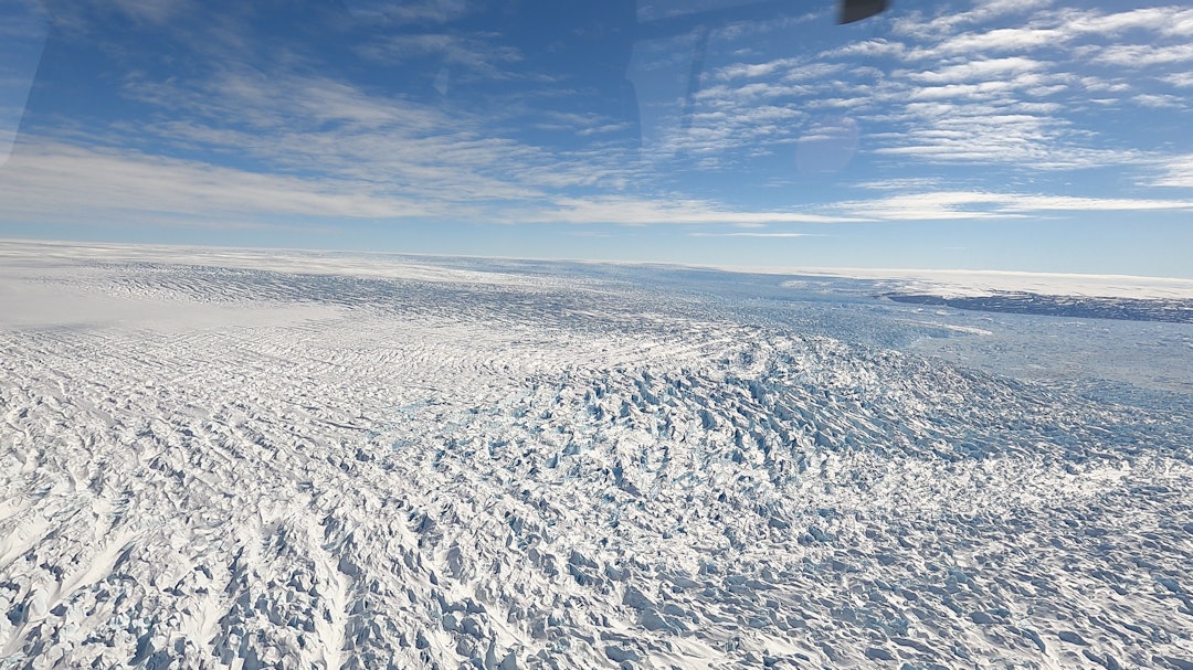 BRESPREKKER: Breen i enden av Icefjorden er den breen i verden som beveger seg raskest. Foto: Team Dream Big