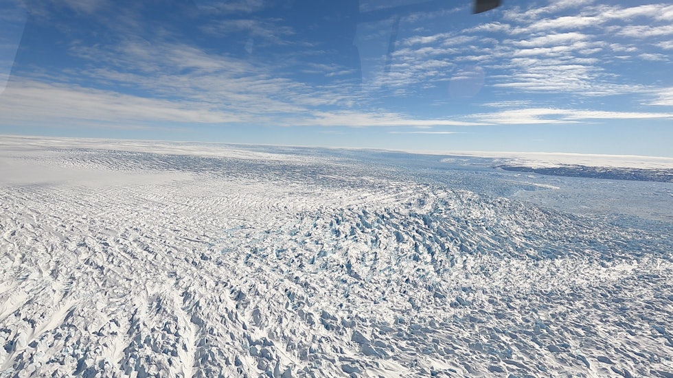 BRESPREKKER: Breen i enden av Icefjorden er den breen i verden som beveger seg raskest. Foto: Team Dream Big