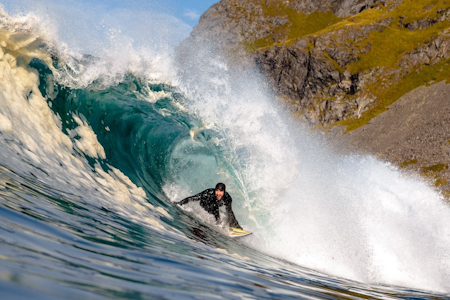 MAGISK SURF: Lofoten har levert forhold som har vært eventyrlige den siste tiden. Her er Charly Rodriguez i en bølge. Foto: Hallvard Kolltveit MAGISK SURF: Lofoten har levert forhold som har vært eventyrlige den siste tiden. Her er Charly Rodriguez i en bølge. Foto: Hallvard Kolltveit