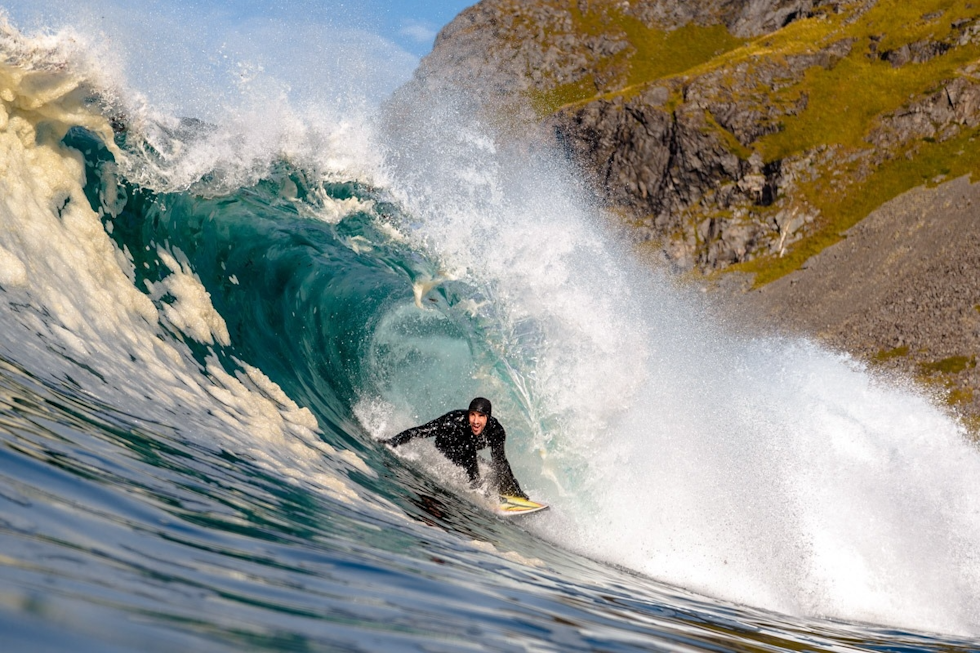 SURF I VERDENSKLASSEN: Lofoten leverer eventyrlige forhold for bølgeryttere, og ryktene om surfspotten Unstad går langt ut over våre landegrenser. Her er Charly Rodriguez i en bølge. Foto: Hallvard Kolltveit SURF I VERDENSKLASSEN: Lofoten leverer eventyrlige forhold for bølgeryttere, og ryktene om surfspotten Unstad går langt ut over våre landegrenser. Her er Charly Rodriguez i en bølge. Foto: Hallvard Kolltveit