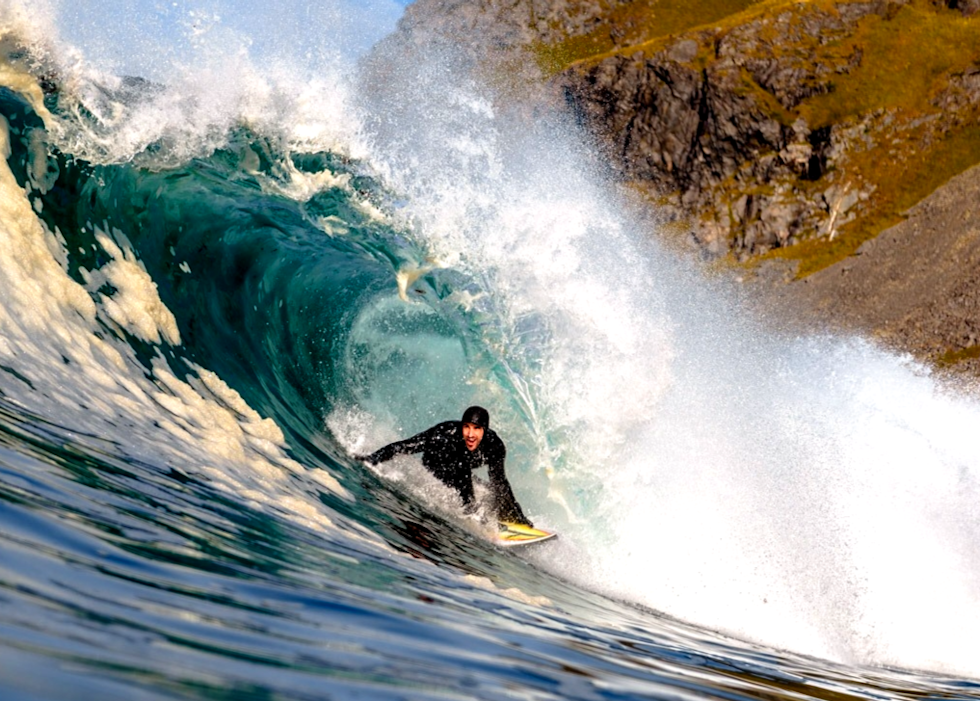 Surfer i en tube på Unstad i Lofoten. Foto: Hallvard Kolltveit