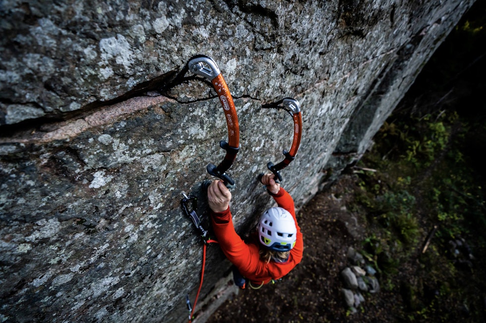 DRYTOOLING: Erik Tordhol demonstrerer hva det vil si å drive med drytool. Foto: Lars Petter Jonassen DRYTOOLING: Erik Tordhol demonstrerer hva det vil si å drive med drytool. Foto: Lars Petter Jonassen