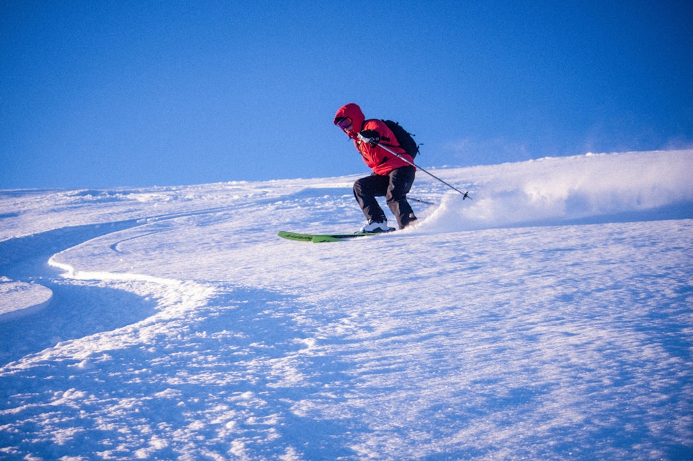 Skikkelig god snø, og her begynner hun å finne kontrollen på skiene. Foto: Magnus Utkilen De første svingene på topptur.