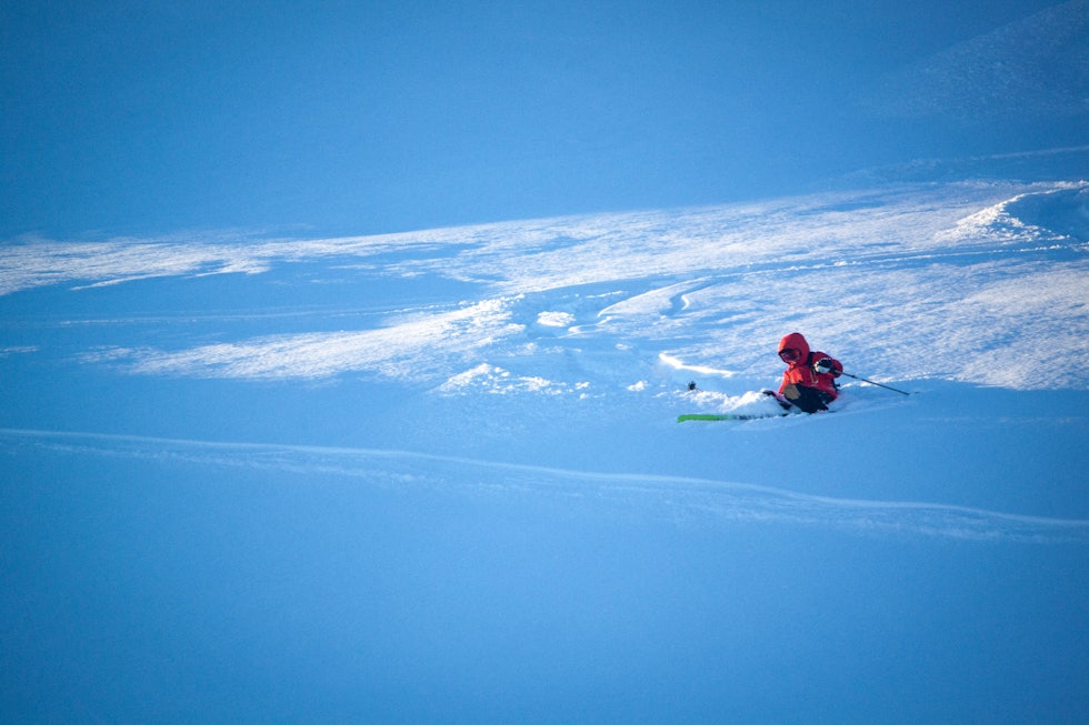 Knall og fall er uungåelig. Men hun var rast oppe igjen og klar for mer. Foto: Magnus Utkilen Skikjører faller på første topptur.
