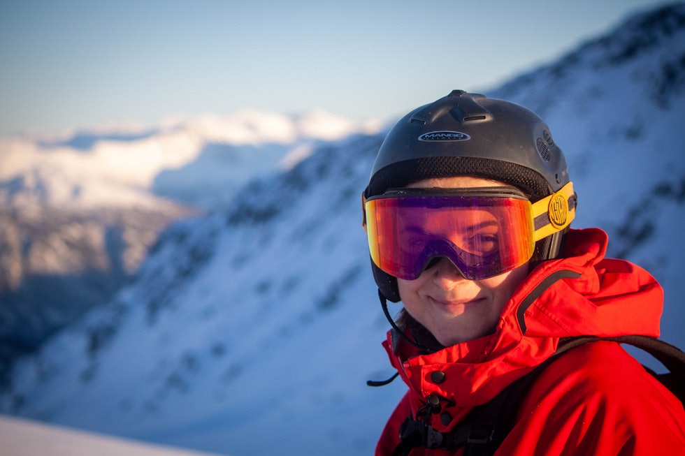 Fornøyd jente med et såkalt "Jerrygap"(Litt for mye plass mellom goggles og hjelm). Foto: Magnus Utkilen Fornøyd etter første topptur.