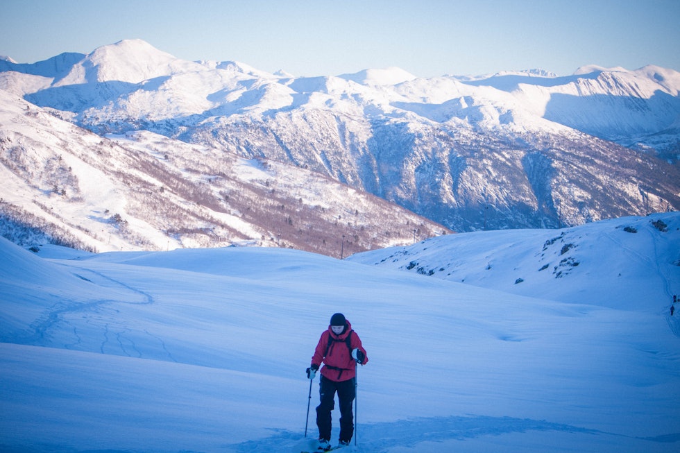 Etter noen hundre meter har hun begynt å skjønne teknikken. Foto: Magnus Utkilen Skikjører på vei opp fjellet.