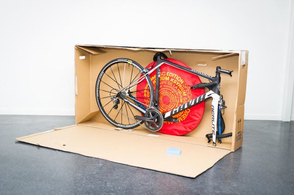 ENKELT: Omtrent slik ser det ut når sykkelen er pakket i en pappeske - enten den kommer fra fabrikk eller du skal fly selv. Foto: Henrik Alpers. 