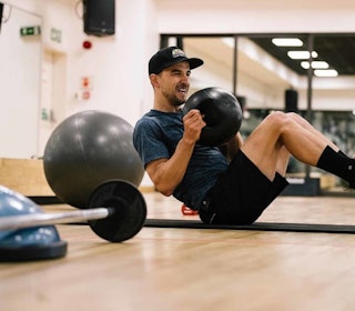 STYRKETRENING: En av verdens beste mannlige terrengsyklister, Nino Schurter, slurver ikke med styrketreningen. Foto: Scott. nino schurter trener styrketrening