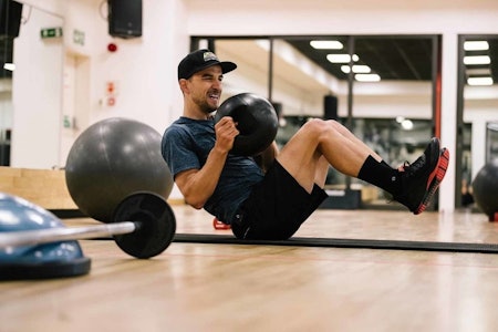 STYRKETRENING: En av verdens beste mannlige terrengsyklister, Nino Schurter, slurver ikke med styrketreningen. Foto: Scott.  nino schurter trener styrketrening