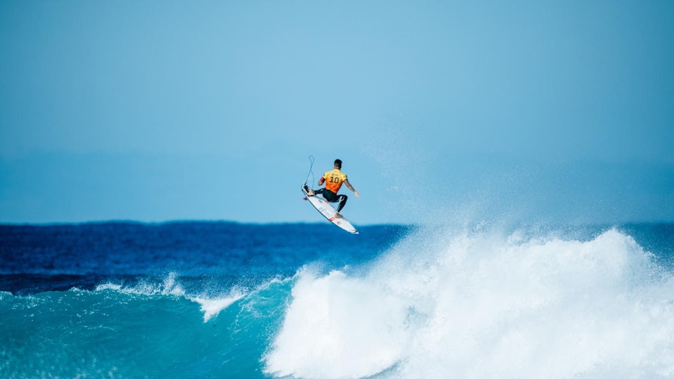 FRYKTET: Gabriel Medina er kjent for å være ekstremt kynisk i konkurranser og fryktet av alle sine konkurrenter på grunn av utrolige evner på surfbrettet, samt en taktikk som setter de fleste sjakk matt. Foto: WSL/Matt Dunbar Gabriel Medina gjør en alley opp (air)
