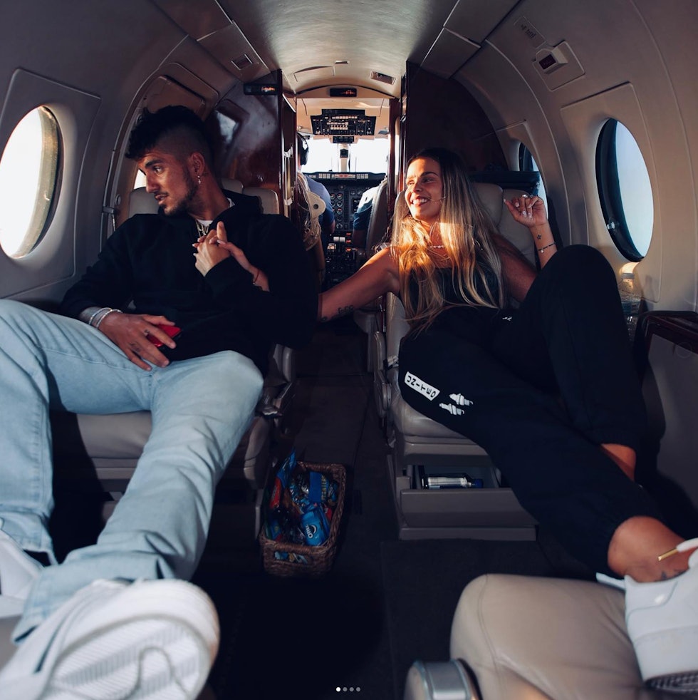 PRIVATFLY: Gabriel Medina og kona Yasmin Brunet er ikke kjent for å leve spesielt nøkternt. Foto: @gabrielmedina Gabriel Medina og kona Yasmin Brunet i privatfly på vei til ferie