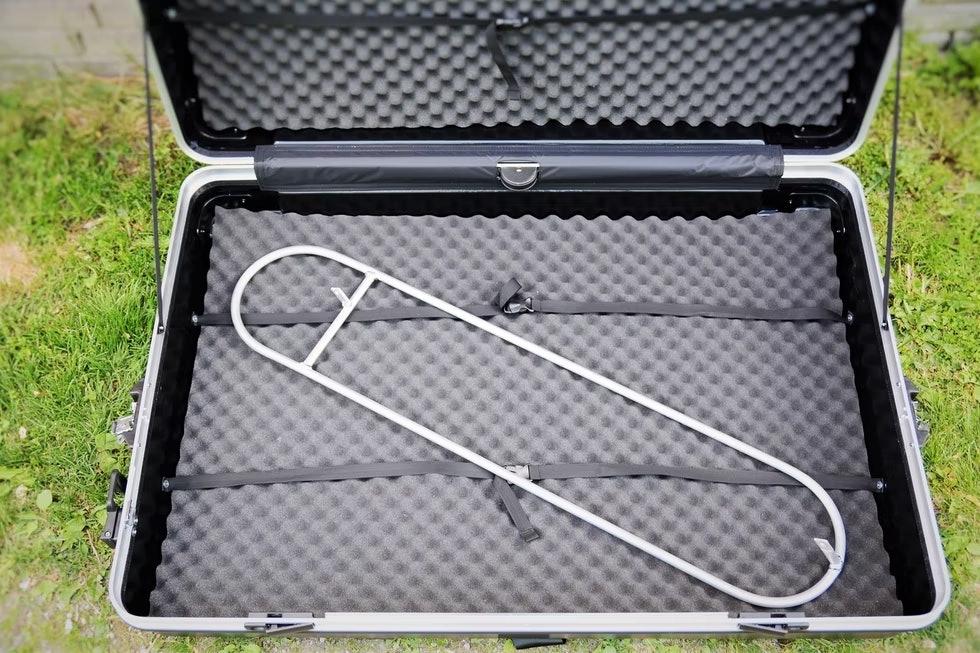 RAMMEVERK: Monter sykkelen i medfølgende ramme og stropp den fast i sideveggene. Det er omtrent det du må gjøre. Foto: Marcus Liebold.  RAMMEVERK: Monter sykkelen i medfølgende ramme og stropp den fast i sideveggene. Det er omtrent det du må gjøre. Foto: Marcus Liebold.