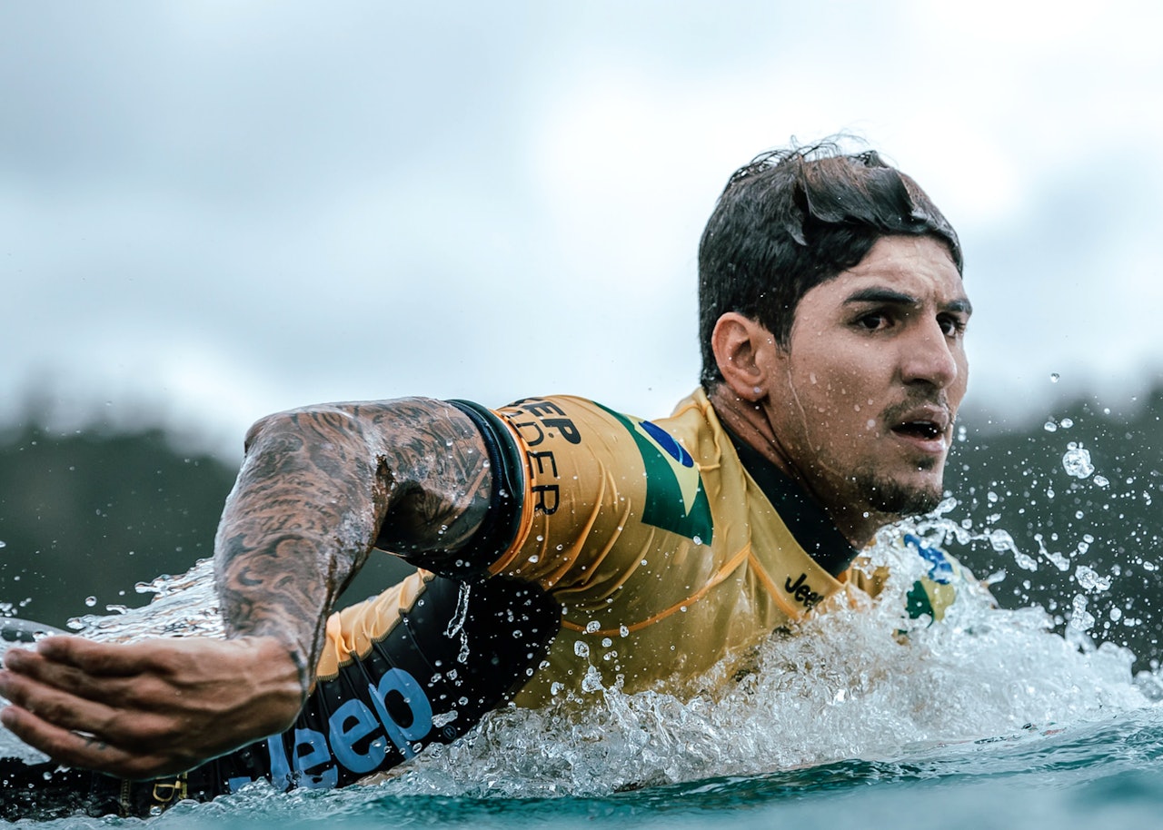 Surfer Gabriel Medina sikrer sin tredje verdensmestertittel på Pipeline, Hawaii i 2021.