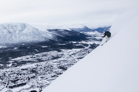 MYE SNØ PÅ OPPDAL: Frikjøringsforholdene har sjeldent vært bedre på Oppdal, mener Tore Meirik. På bildet er Erik Naess på vei ned Hovden. Foto: Tore Meirik Erik Naess kjører puddersnø i Oppdal