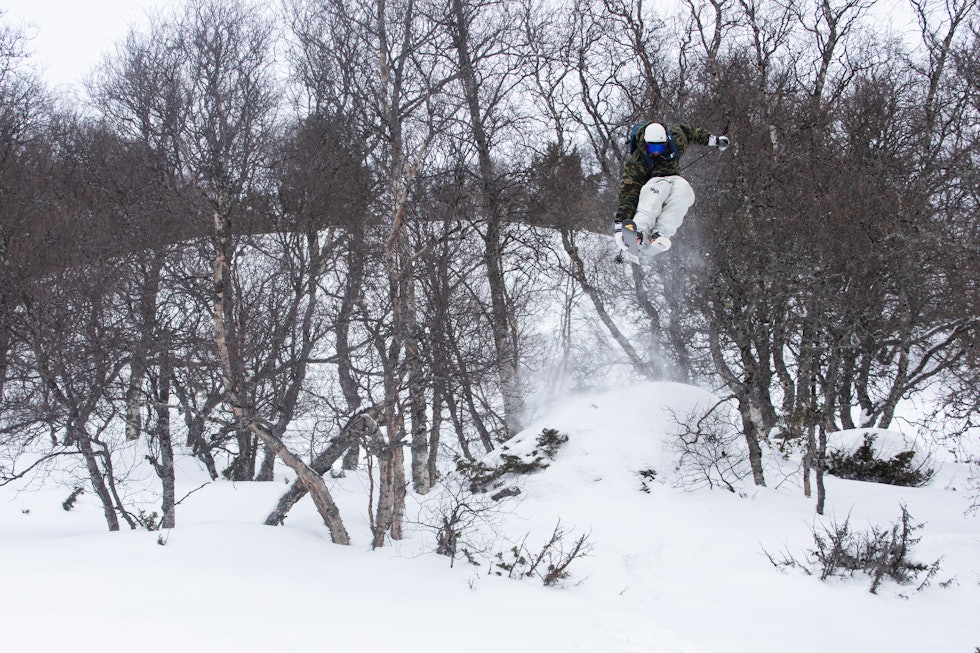 I LUFTA: Erik Naess med et luftig hopp i skogen i Hovden i Oppdal. Foto: Tore Meirik oppdal snø 3. februar, tore meirik