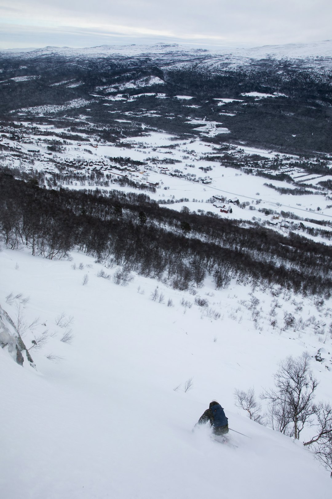 BRA MED SNØ: Det er rikelig med snø i fjellsiden i Hovden. Foto: Tore Meirik