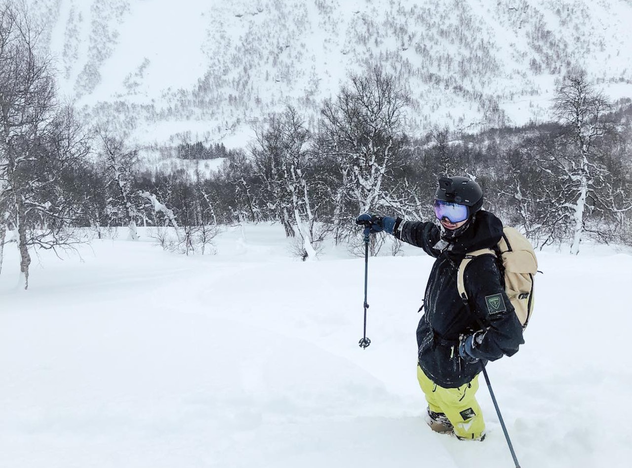 PÅ PLASS: To saker som mer eller mindre passer fint i skogen i Sogndal: Masse snø og Jacob Wester. Foto: Sofie Sjöberg Frikjører Jacob Wester i nedsnødd skog i Sogndal