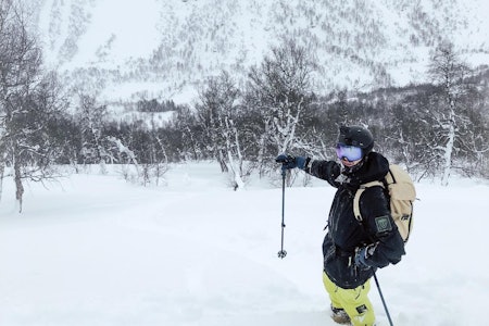 PÅ PLASS: To saker som mer eller mindre passer fint i skogen i Sogndal: Masse snø og Jacob Wester. Foto: Sofie Sjöberg Frikjører Jacob Wester i nedsnødd skog i Sogndal