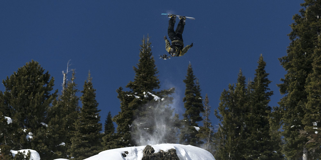 Snowboarder i ferd med å treffe drone