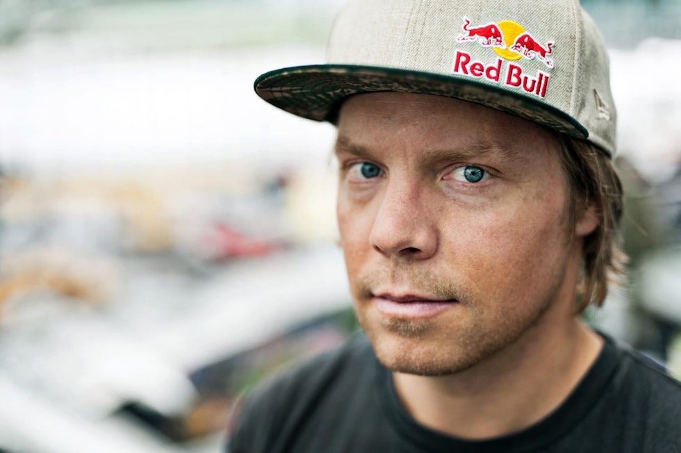TRAVLE TRAVIS: Det er snowboardlegenden Travis Rice som sender ut invitasjonene. Foto: Red Bull Portrett av snowboardlegenden Travis Rice