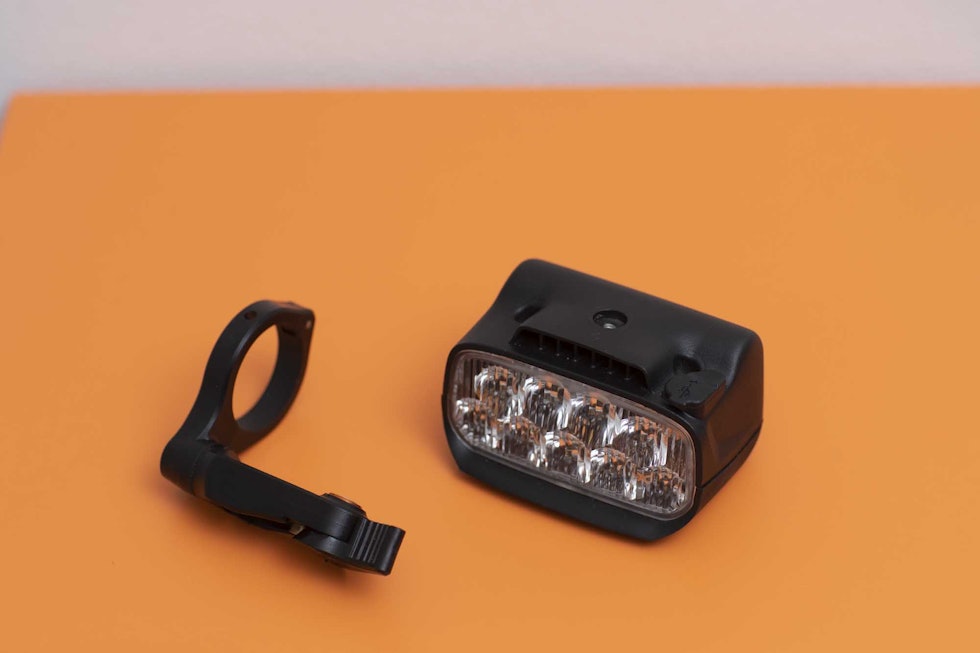 LADING: Lykten lades med USB-C, og det skjer på undersiden, under et gummilokk. Foto: Kristoffer H. Kippernes. outbound lighting trail evo sykkellykt